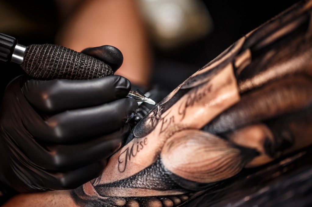 Tatouage lettrage gothique et blackwork